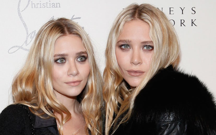 Mary Kate and Ashley Olsen dressed in all black at a red carpet