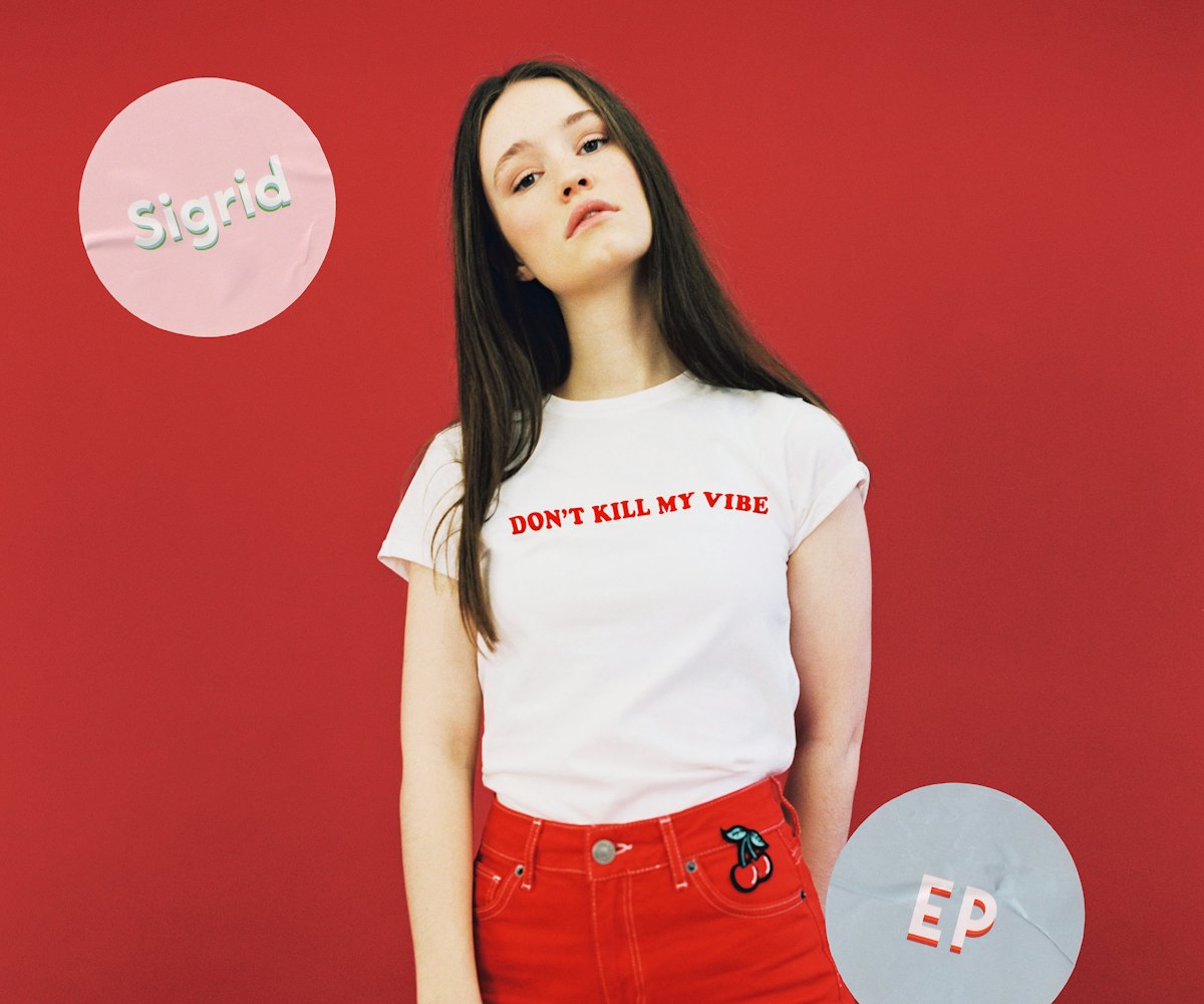 Sigrid wearing a t-shirt that says ‘Don’t Kill My Vibe’  