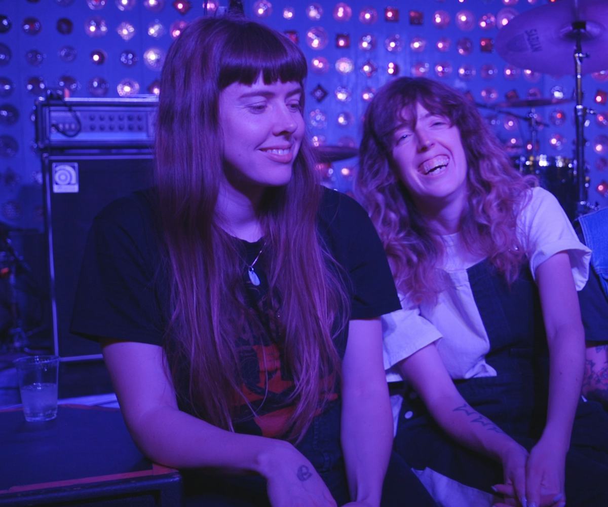 Watch The Courtneys Romanticize The 90s