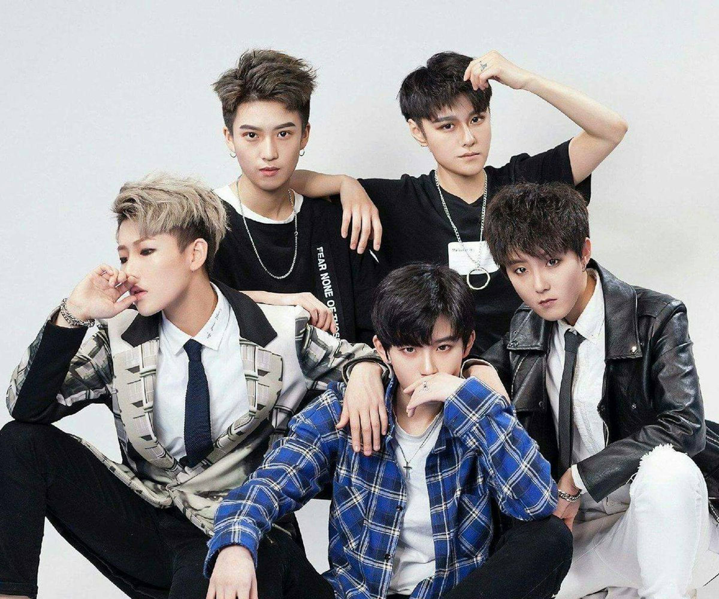This Super Famous Chinese Boy Band Is Really A Group Of Adrogynous Girls this-super-famous-chinese-boy-band-is-really-a-group-of-adrogynous-girls