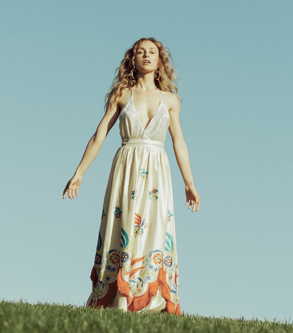 Man On The Moon Lyrics Zella Day Zella Day Returns With “Man On The Moon”
