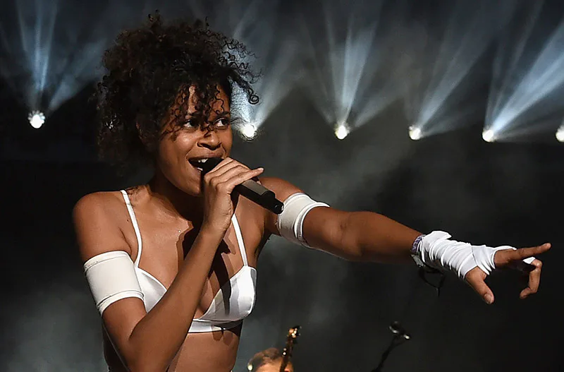 AlunaGeorge Dim The Lights And Turns Up The Sensuality In “Mediator”