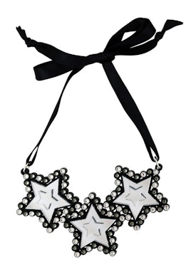 Necklace with 3 shiny stars on the black lace