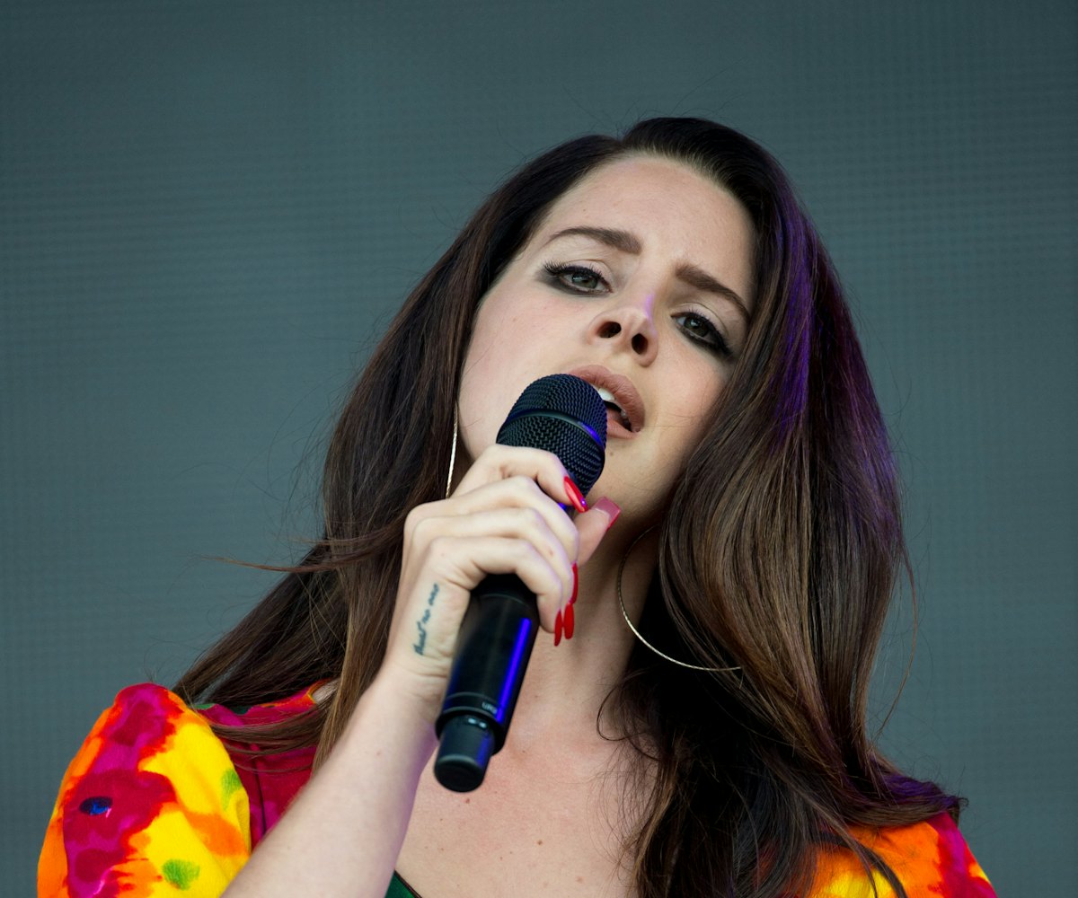 Lana Del Rey singing dressed in a tie-dye dress 