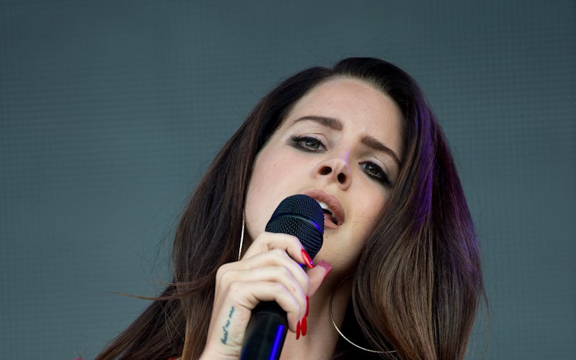 Lana Del Rey singing dressed in a tie-dye dress 
