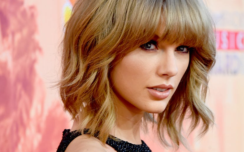 8@8 logo in front of Taylor Swift on the red carpet