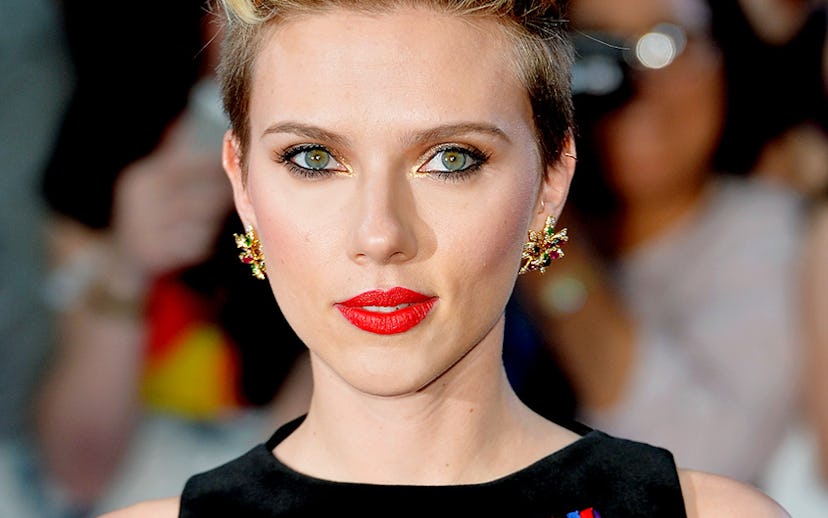 Scarlett Johansson with blonde hair and red lipstick.
