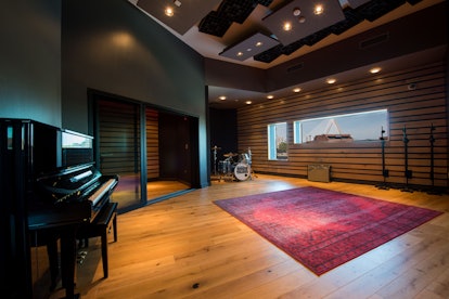Converse Rubber Tracks Boston recording studio studio room and instruments