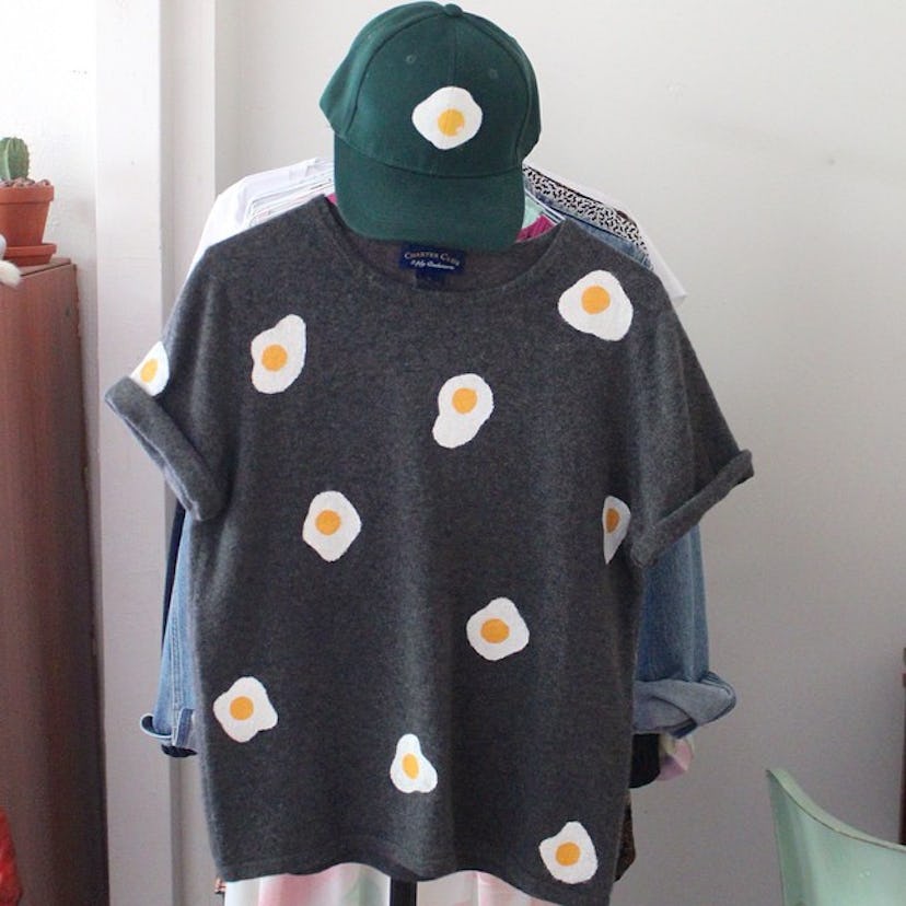 Hat and shirt with pictures of eggs sunny side up