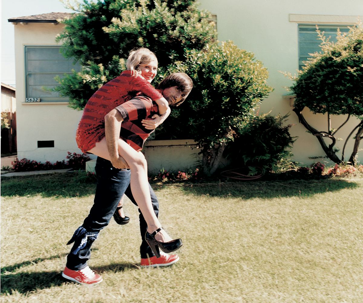 Jason Schwartzman carrying Kirsten Dunst on his back