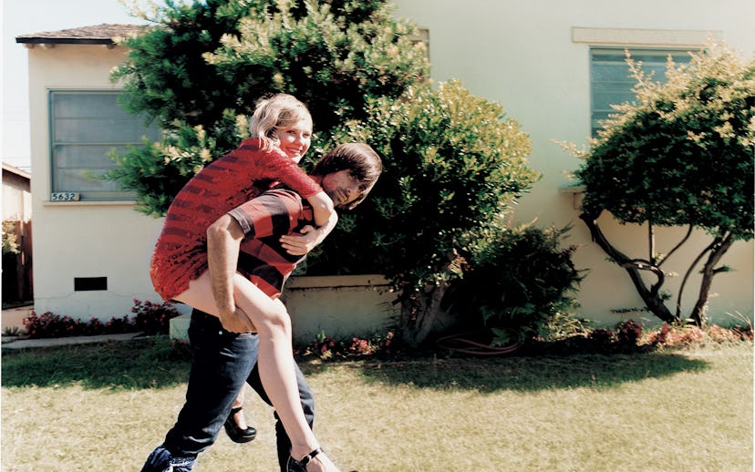 Jason Schwartzman carrying Kirsten Dunst on his back