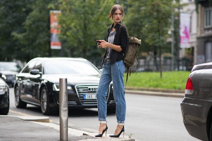 Taja Feistner rocking jeans and black stilettos while texting by photographer Michael Dumler