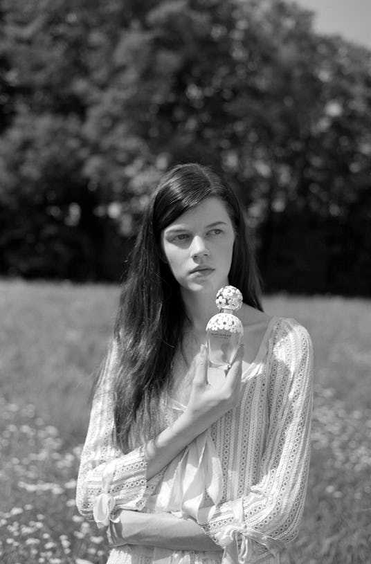 Antonia Wesseloh holding a perfume Daisy Dream 