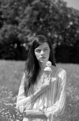 Antonia Wesseloh holding a perfume Daisy Dream 
