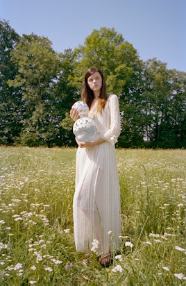 Antonia Wesseloh holding a huge perfume Daisy Dream 