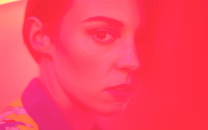 Elly Jackson in a colorful jacket and calm look with red lighting
