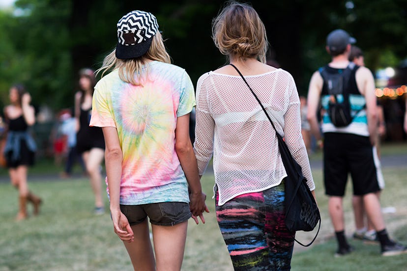 Dimphy Janse and Marique Schimmel holding hands and walking at Governors Ball