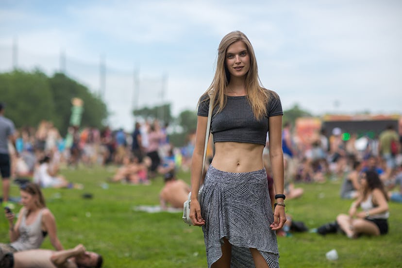 Mirte Maas in a dark grey crop top and a grey skirt, with her hair down at Governors Ball