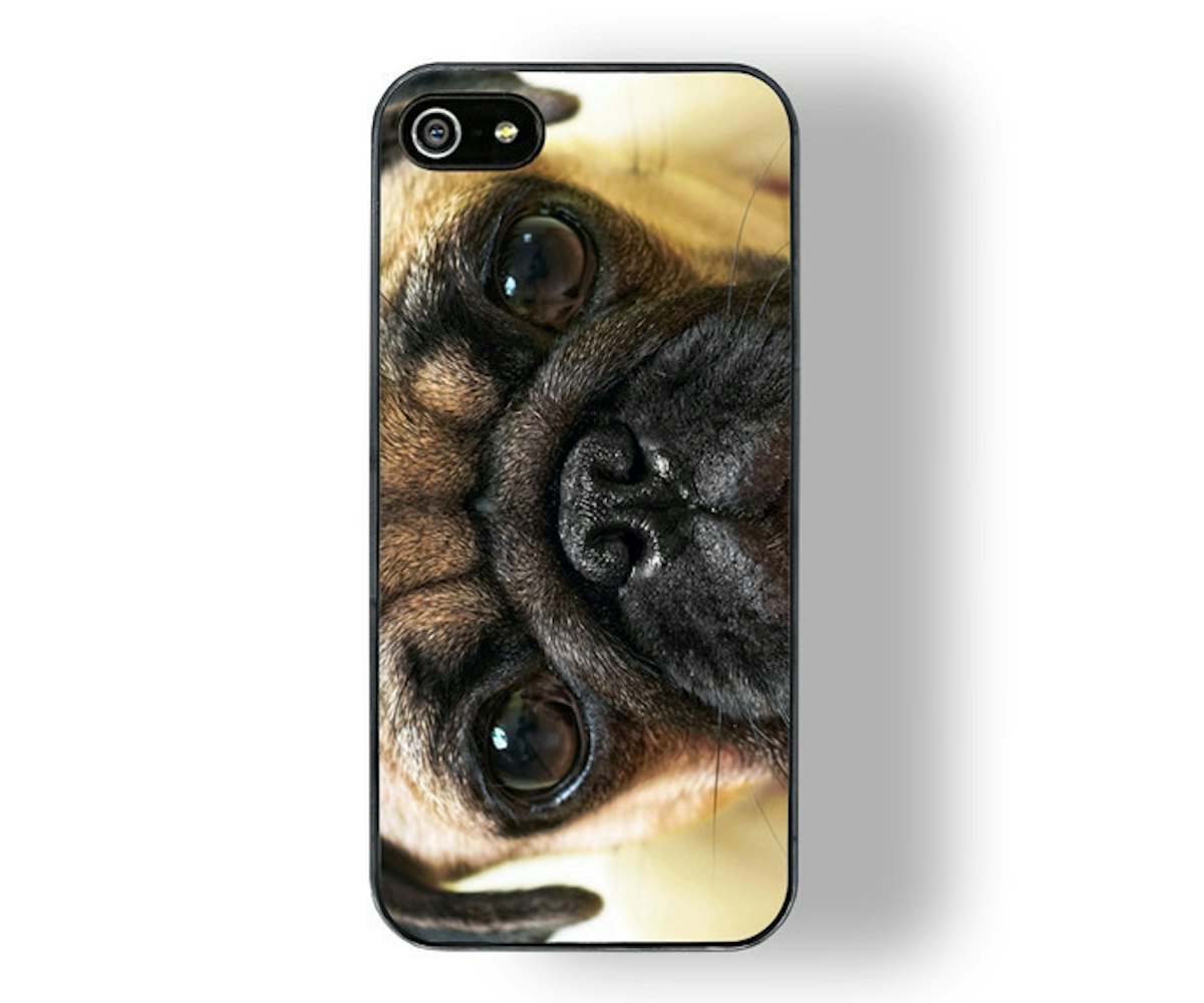 Phone case with a dog's face on it 