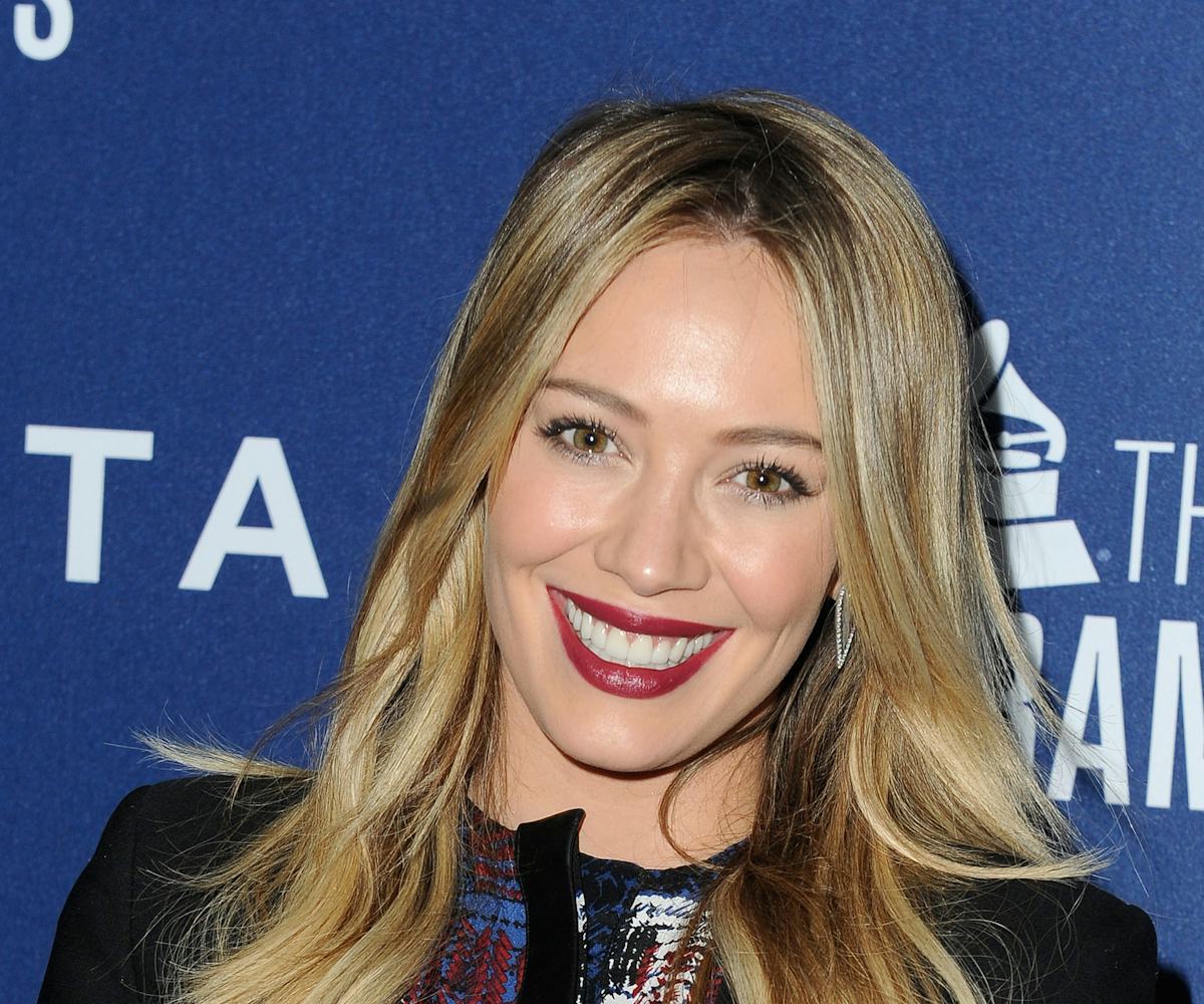 Hillary Duff wearing berry lipstick at the pre-Grammys party