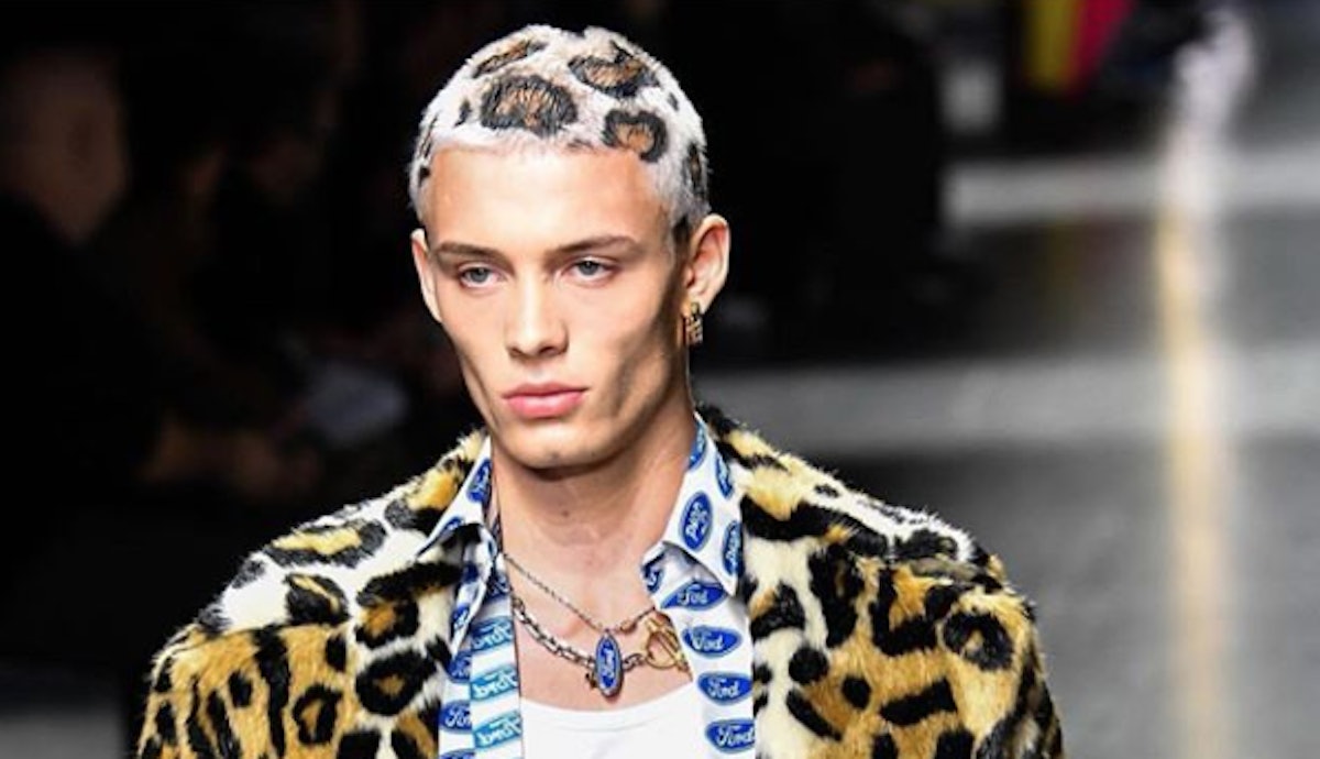Encantada de conocerte melodía matriz Versace Sent Leopard Print Hair Down Its Menswear Runway