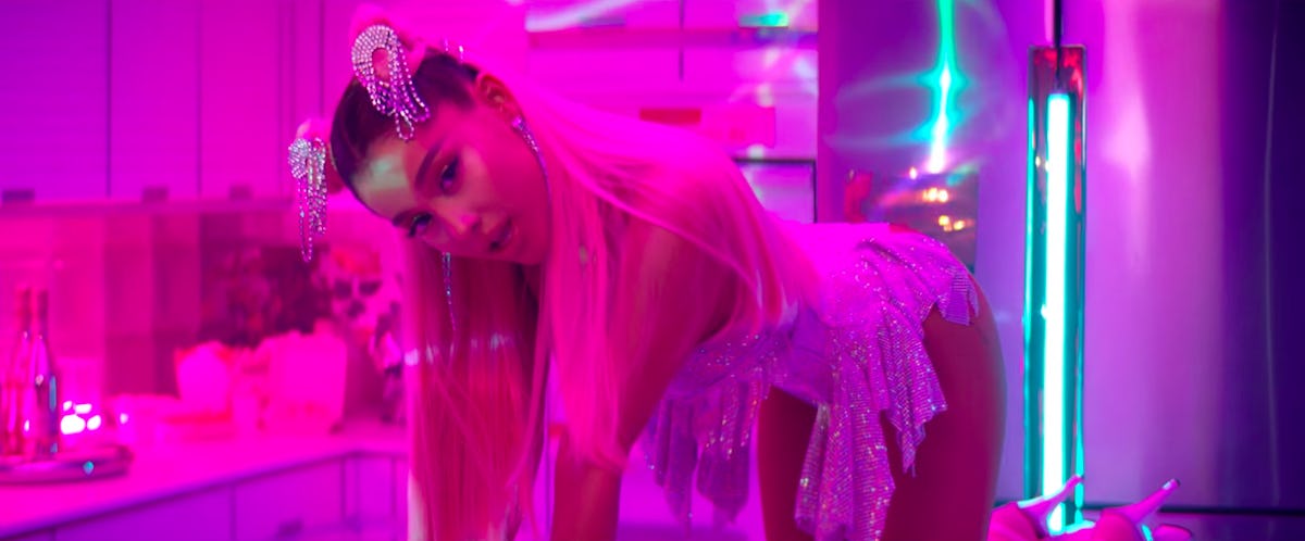 ariana grande 7 rings клип