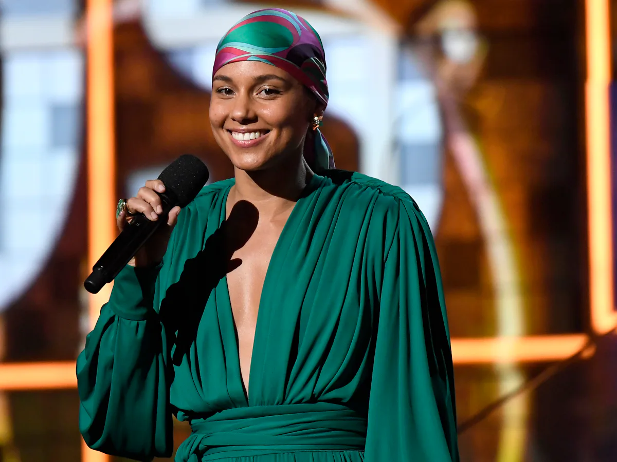 Alicia Keys' Comfy Grammys Outfit Is A Huge Mood Alicia Keys' Comfy Grammys Outfit Is A Huge Mood