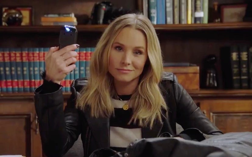 Kristen Bell as Veronica Mars in the show's reboot, holding a taser