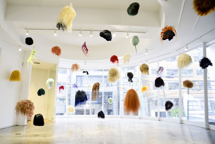 Exhibition of wigs that hang from the ceiling by Tomi Kono
