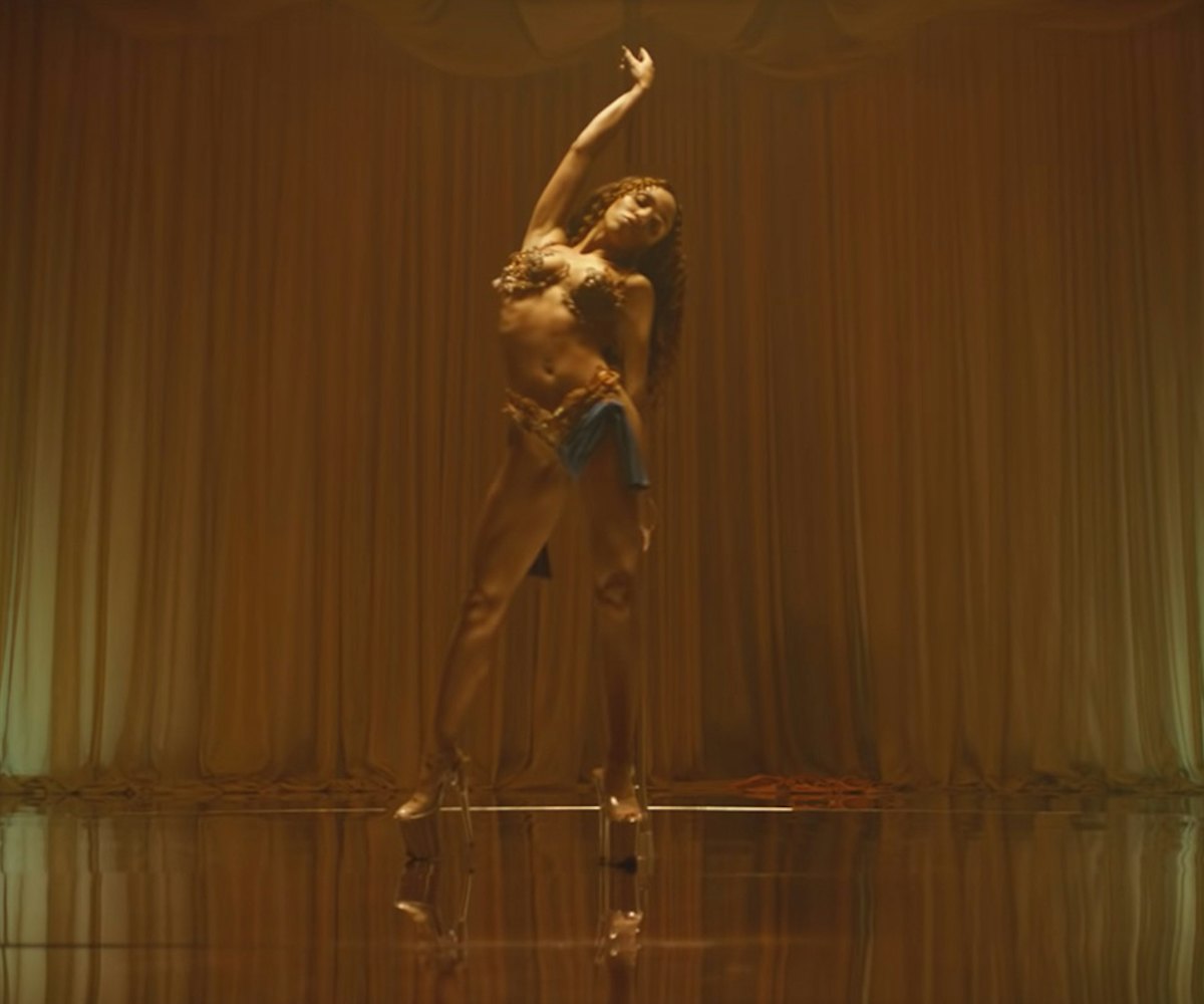 FKA Twigs in her music video "Celophane" wearing golden clothes