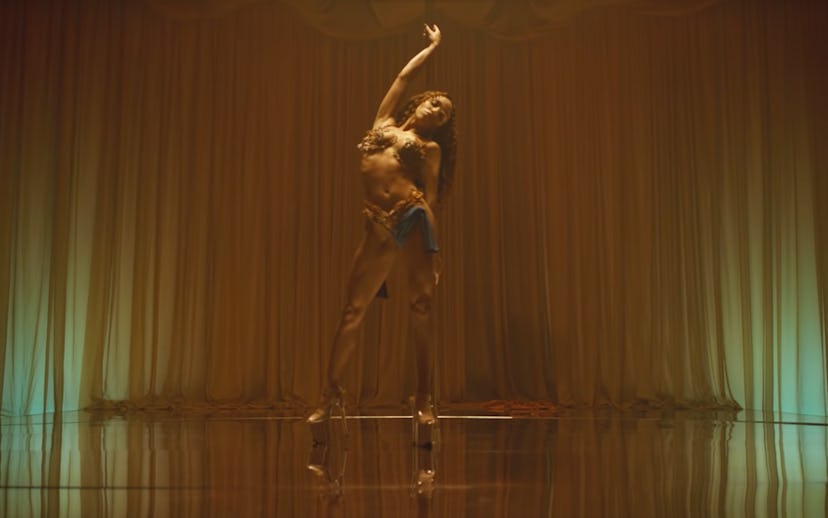 FKA Twigs in her music video "Celophane" wearing golden clothes
