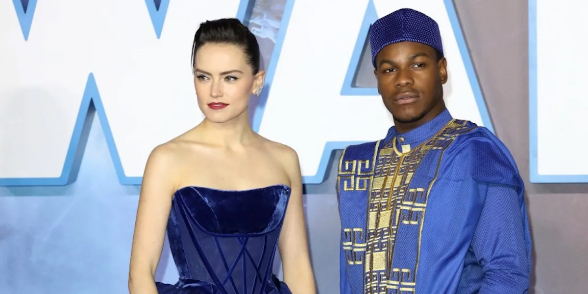 Daisy Ridley & John Boyega Wore Blue At 'Star Wars' Premiere