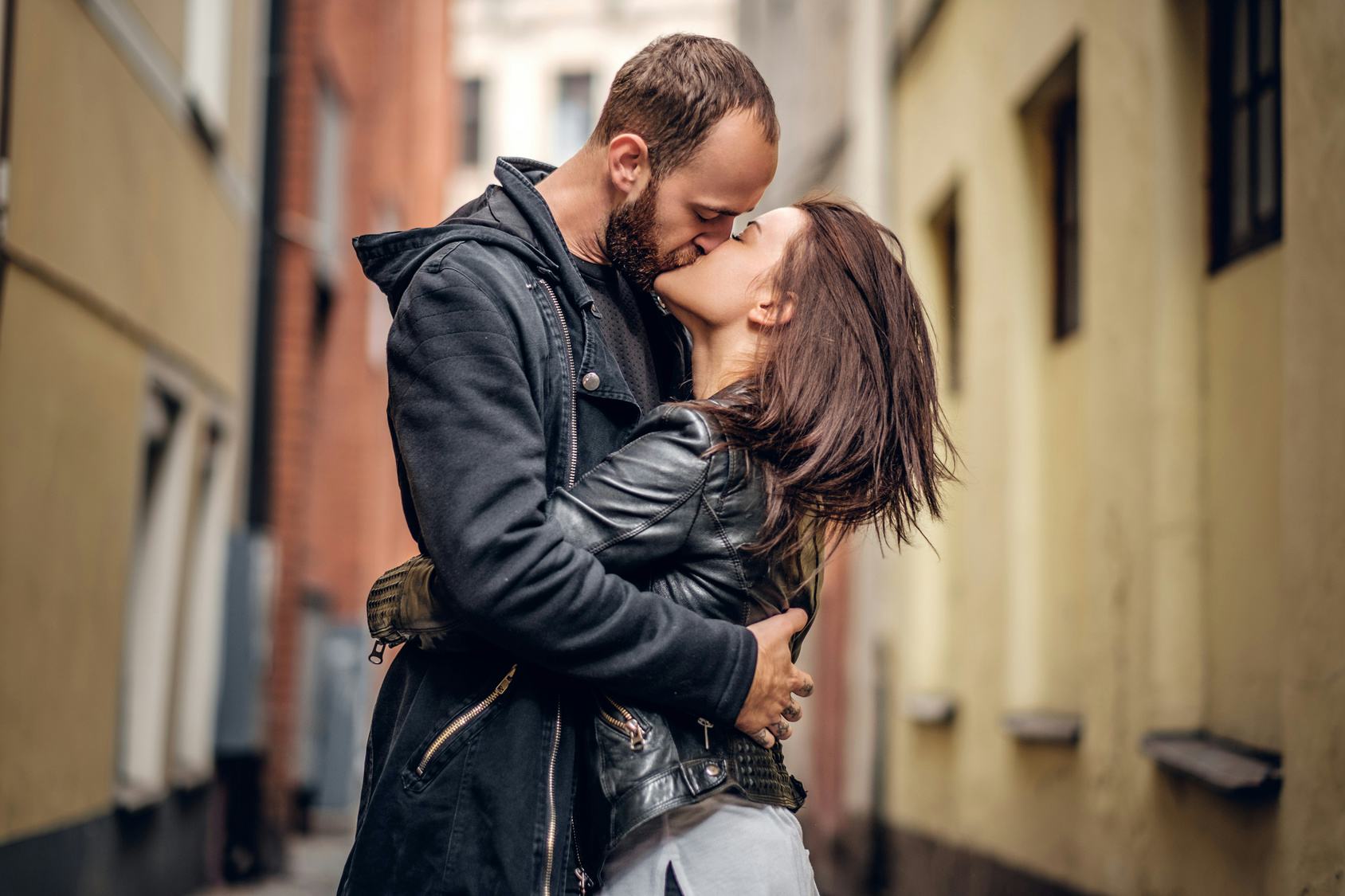 Поцеловать незнакомого парня. Мужчина обнимает женщину прилюдно. Kissing in Street. Kissing in the Street 18. Tiptoes Kiss.