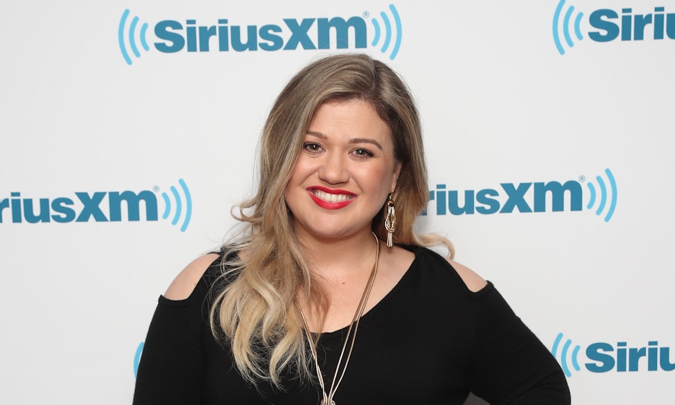 Kelly Clarkson Takes Her Sia Costume Above Beyond With An Kelly Clarkson Takes Her Sia Costume Above Beyond With An Impressive Chandelier Cover