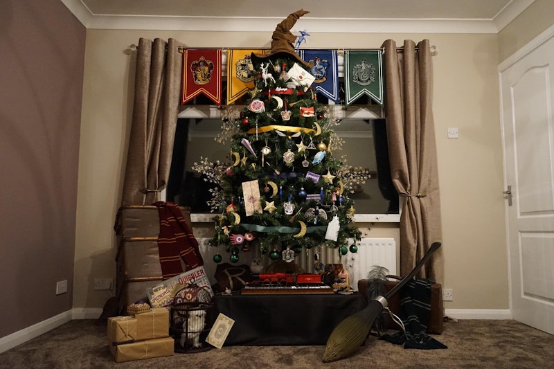 A Harry Potter Christmas Tree With Creative Uses of Harry Potter Items –  Casa Watkins Living