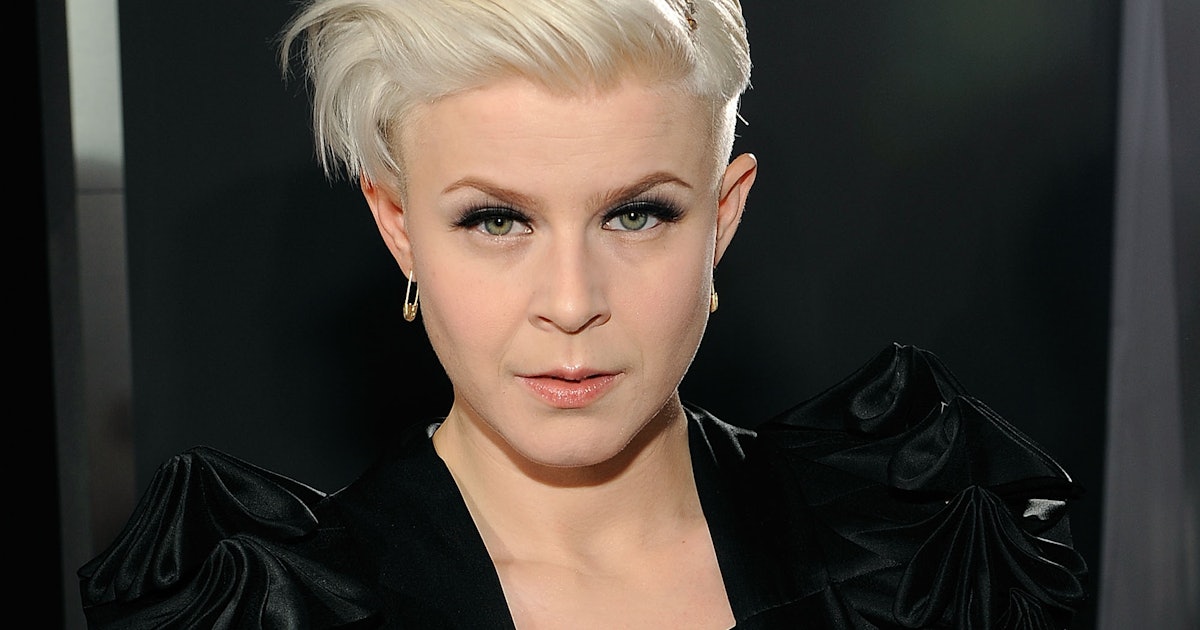 Robyn Teases Her New Music & It’s Filled With '90s Goodness — LISTEN