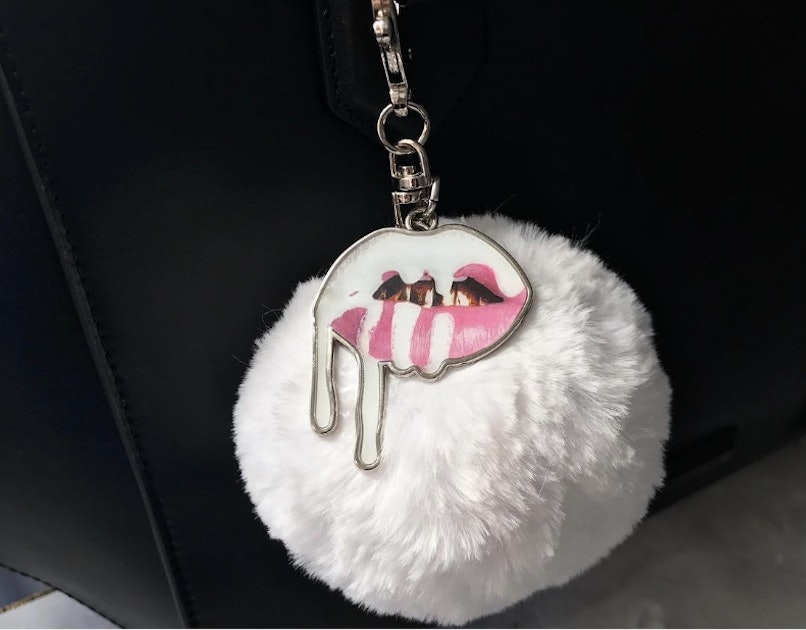 pengeoverførsel radiator Glamour How To Get The Kylie Cosmetics Pom Pom, Because This Adorable Freebie Won't  Last