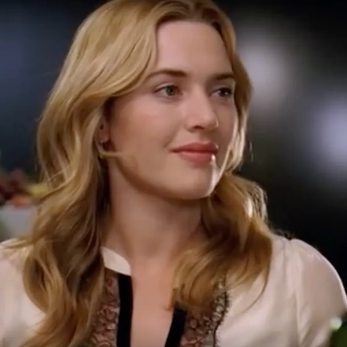 kate winslet dress the holiday Idris Elba and Kate Winslet warmly embrace
