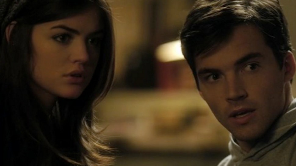 how did aria and ezra start dating