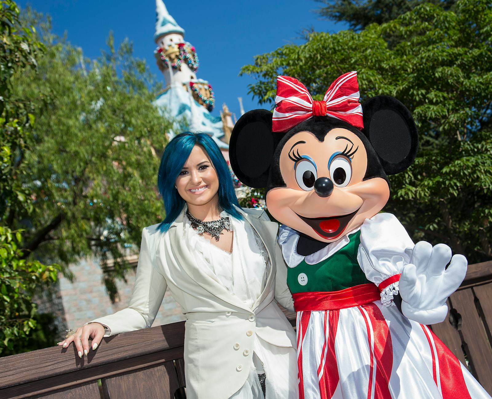 23 Celebrities Who Love Disneyland As Much As You Do