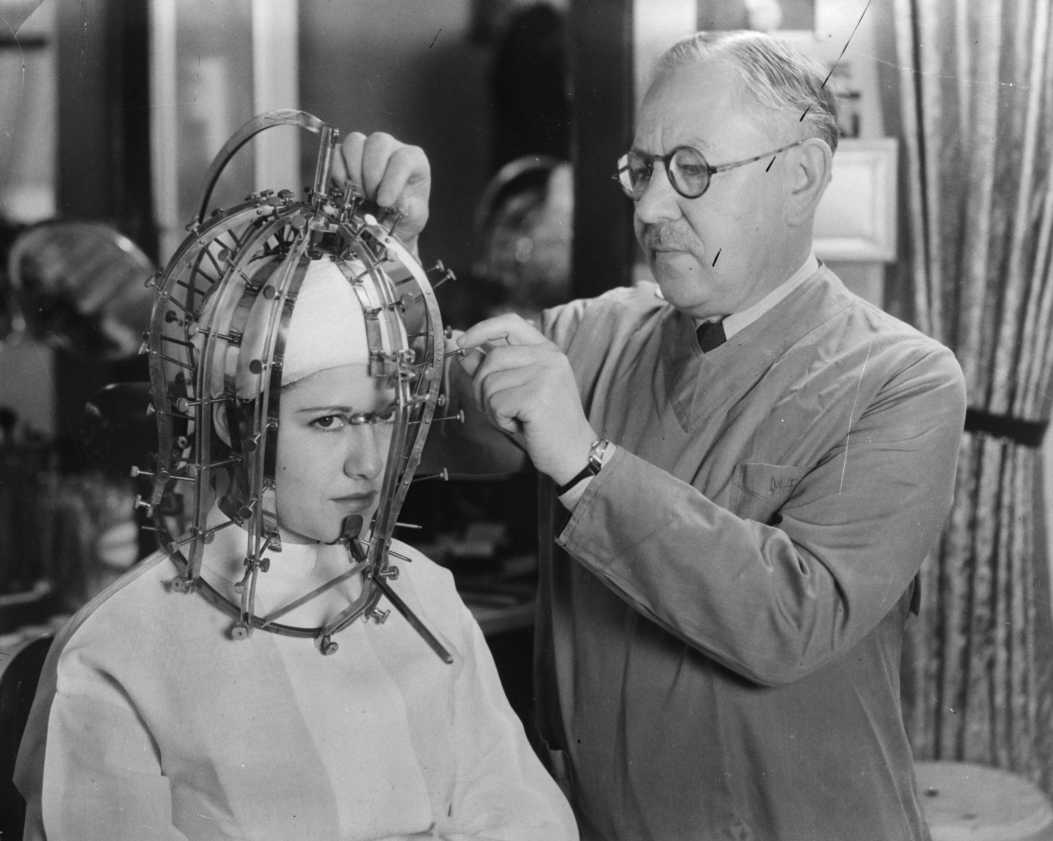 10 Old School Beauty Tools That Seem More Like Torture Devices