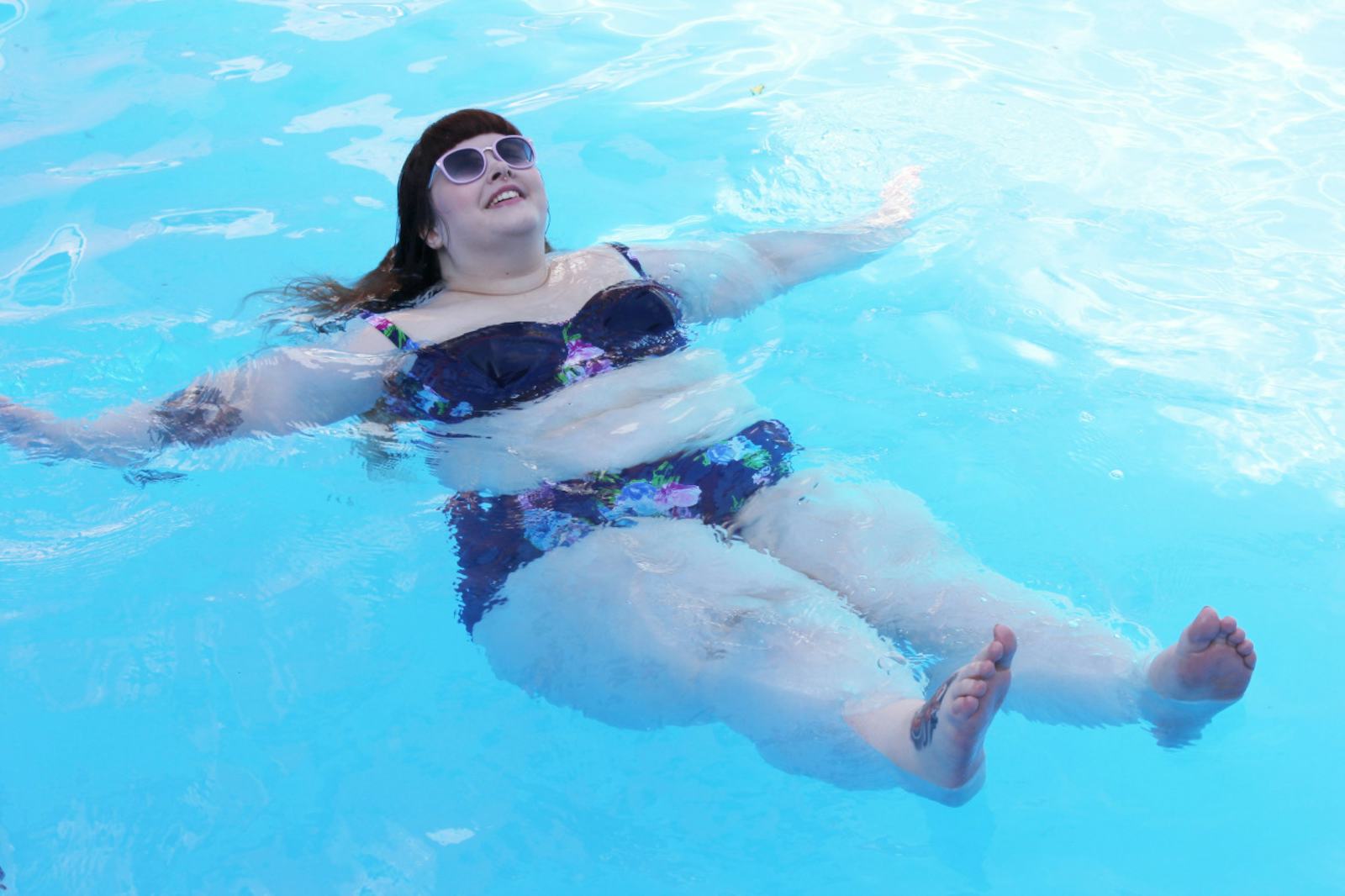Толстухи в бассейне. Женщина в бассейне. Полные женщины в бассейне. Плавание для похудения. Толстая женщина в бассейне.