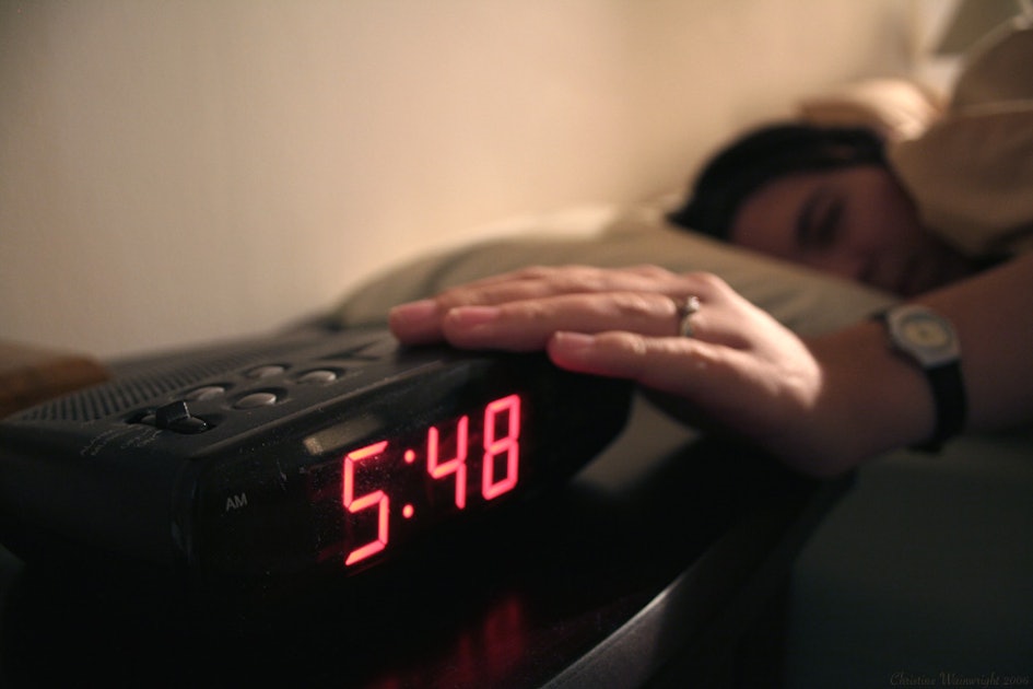 Включи будильник через 5 минут. Будильник 5 утра. Ранний подъём будильник. Подъем в 5 утра. Будильник на пять утра.