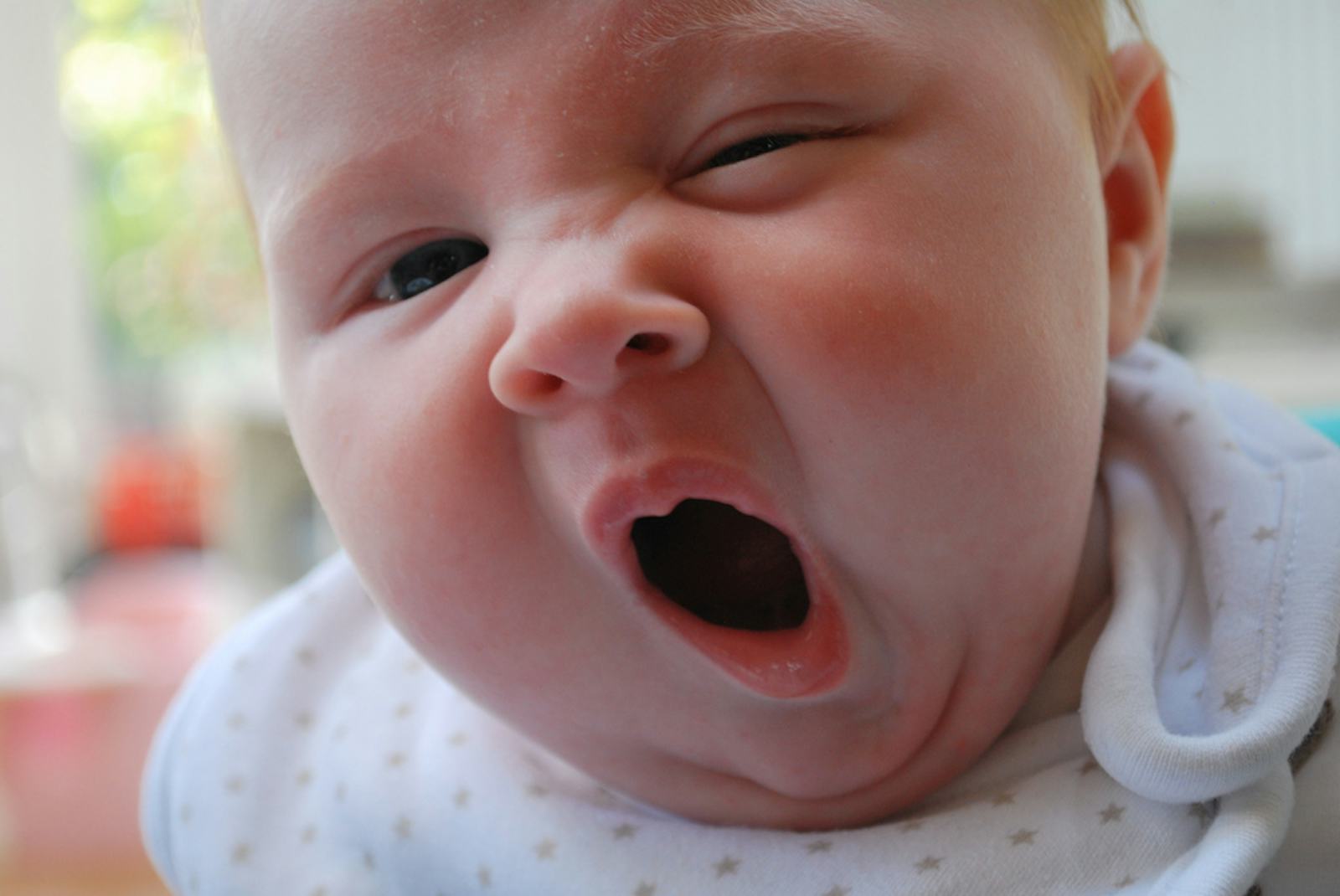 Младенец зевает