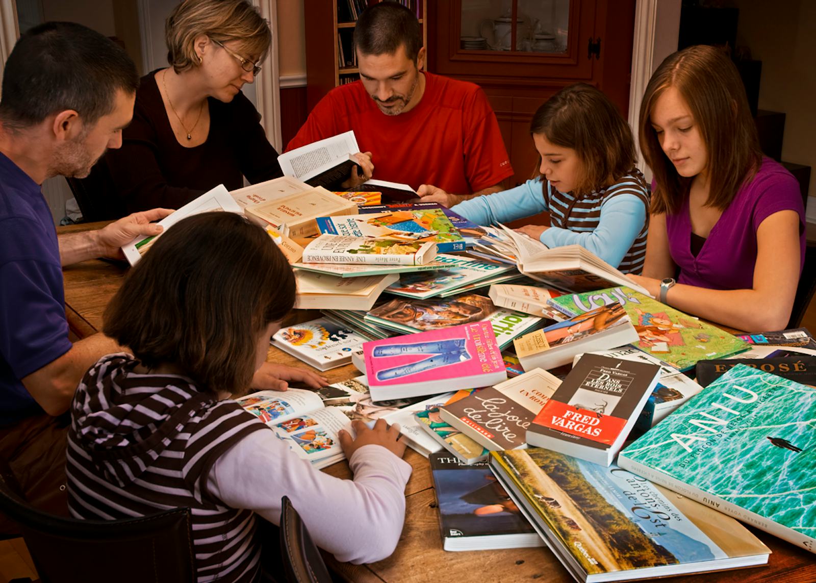 Картинка читающая страна. Дети и родители в библиотеке. Хобби семьи. Разные хобби для подростков. Дети с родителями в библиотеке.