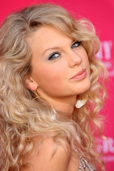 20 Photos Of Taylor Swift That Look Nothing Like Taylor Swift From