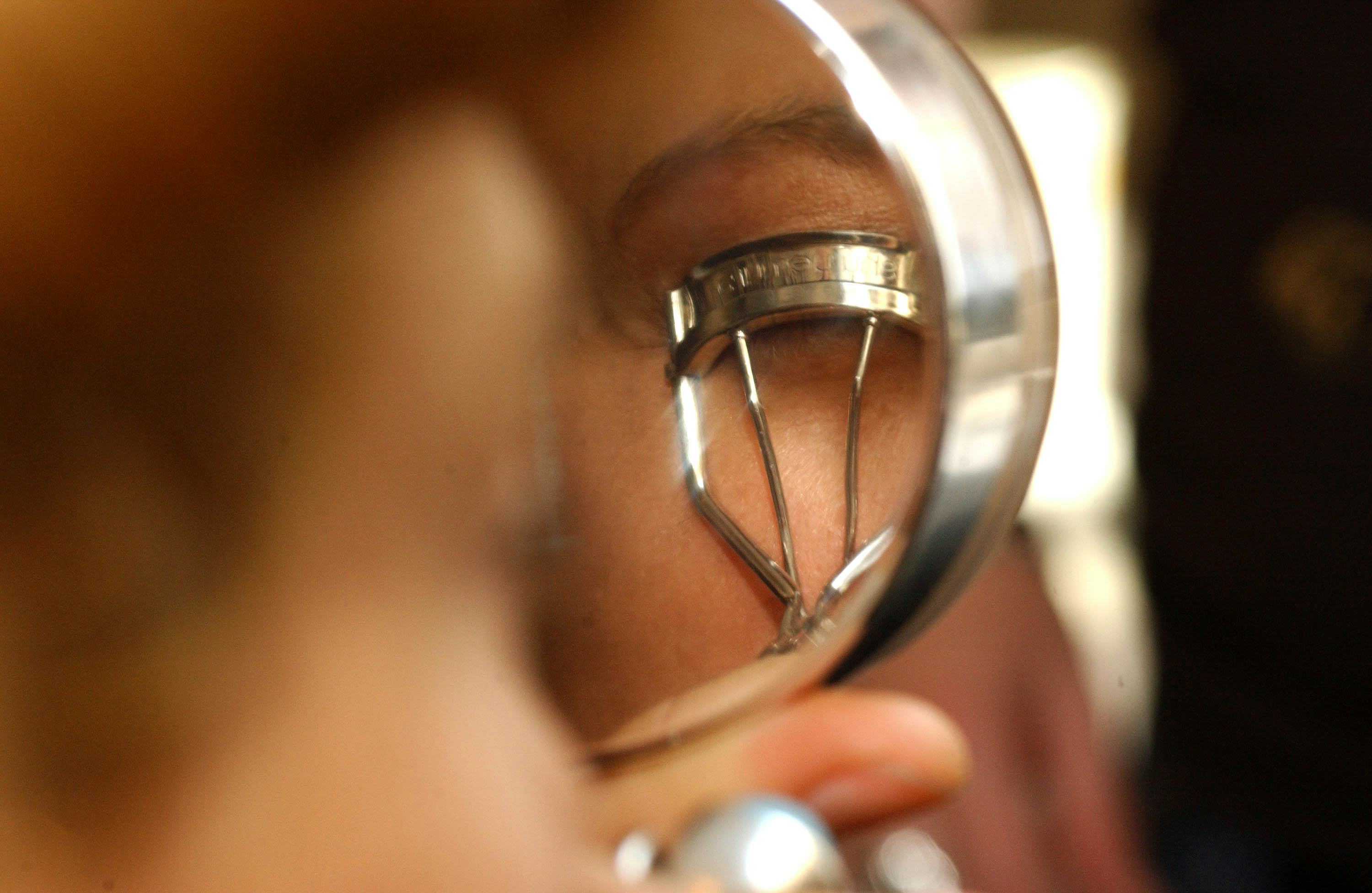 how-to-make-your-eyelashes-stay-curled-all-day-because-nobody-wants