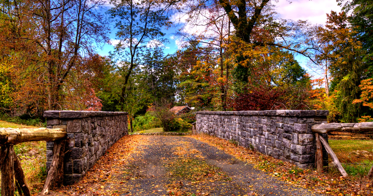 16 Small Cities To Visit This Fall For The Perfect Autumn Getaway