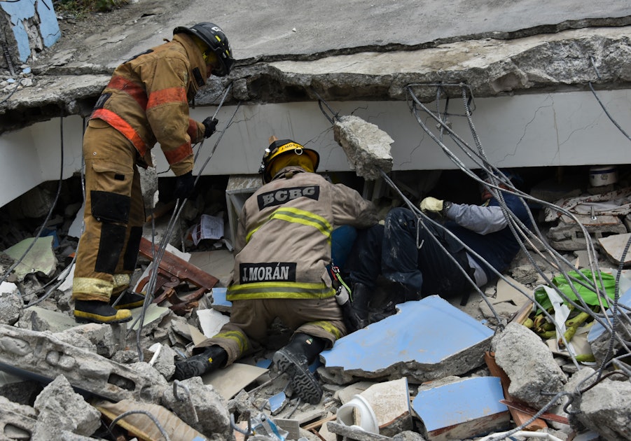 Спасательные работы при землетрясении. Спасение людей из под завалов. Спасение людей под обломками зданий.