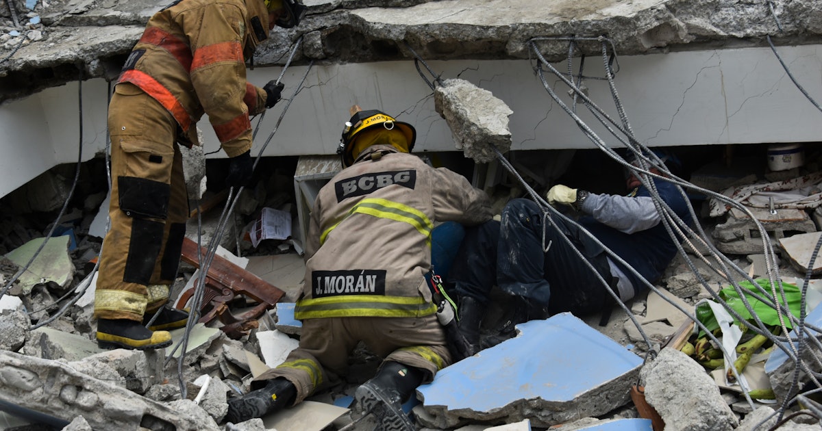 Спасательные работы при землетрясении. Спасение людей из под завалов. Спасение людей под обломками зданий.